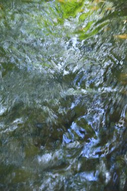 Dalgalanan su yüzeyinin yakın plan görüntüsü, doğa arka planı       