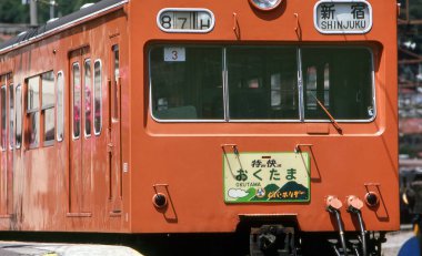 Şehirdeki tren istasyonunda bekleyen kırmızı tren.