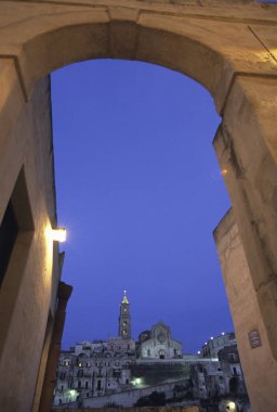 Günbatımında taş kemer yoluyla görünen tarihi şehir manzarası