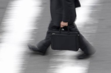 Şehirde yürüyen insanların bacaklarının bulanık hareket görüntüsü                 