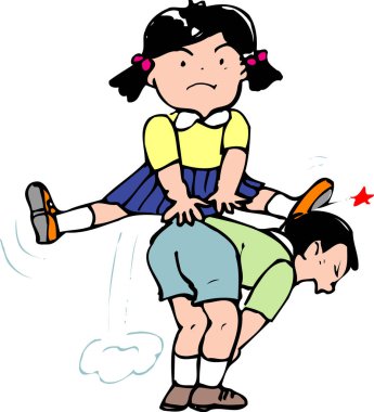 Kız enerjik bir şekilde çömelmiş oğlanın üzerine atlıyor.