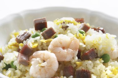 Deniz ürünleri ve sebzeli lezzetli pilavın yakın plan görüntüsü.