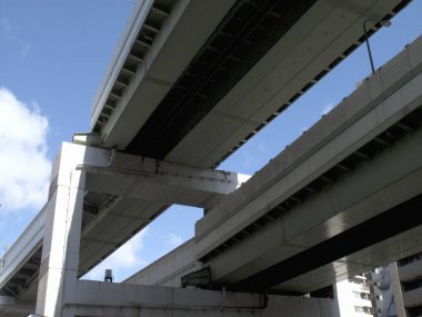 Japonya 'daki binanın inşaatı ve mavi gökyüzü