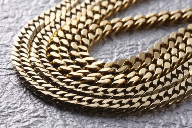 Arka planda güzel altın zincirler, yakın plan