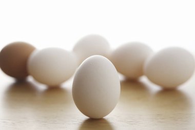 Taze organik tavuk yumurtalarının yakın plan görüntüsü          