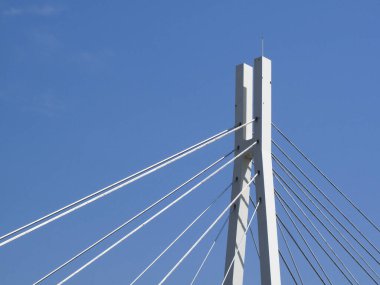 Açık mavi gökyüzündeki köprü