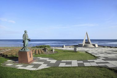 Summer Park 'taki heykel. Sanat Nesnesiyle Japon Bahçesi Gündüz Görünümü 