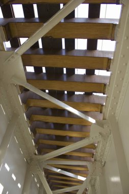 Eski binanın eski ahşap merdivenleri.