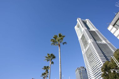 Yokohama, Japonya 'da mavi gökyüzü üzerinde modern şehir binaları