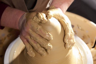 Çömlek atölyesinde kil kase yapma sürecinin yakın görüntüsü     