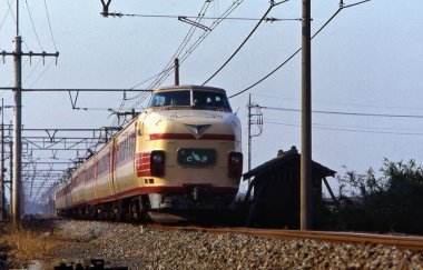 Tren demiryolunda ilerliyor.