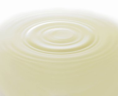 Beyaz arkaplanda krema, üst görünümde