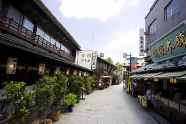 Japonya 'da modern mimarinin yer aldığı parlak şehir manzarası.