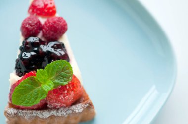 Çilekli taze ev yapımı meyveli kek.