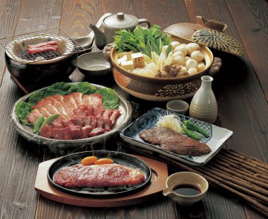 Tahta masada sığır eti ve domuz eti