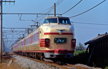 Tren demiryolunda ilerliyor.