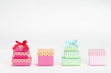 Beyaz bir arka plan üzerinde renkli hediye kutuları