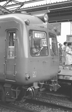 Trenle geçerken çekilmiş siyah beyaz bir sokak fotoğrafı. 