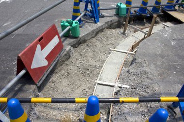 Yol inşaatı. Eski yol yüzeyinin yenilenmesi