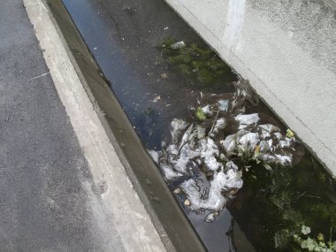 Caddedeki bir gölde su boşaltımı, yakın.