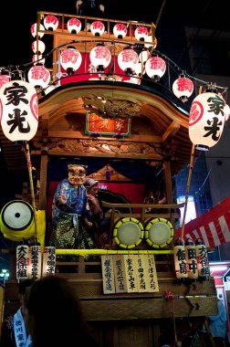 Güzel Japon Festivali Yüzer (Dashi veya Yama) Tarihsel Bir Kasabada Göstericiler ve Kalabalıkla.