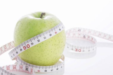 Taze kırmızı elma ve mezura.