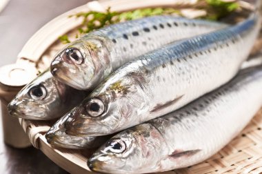 Hasır sepette taze çiğ balığın yakın plan görüntüsü