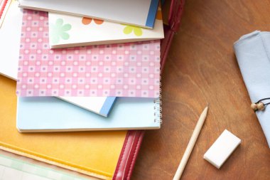 Okul çantasının, ders kitapları ve okul aksesuarlarıyla yakın plan görüntüsü.   