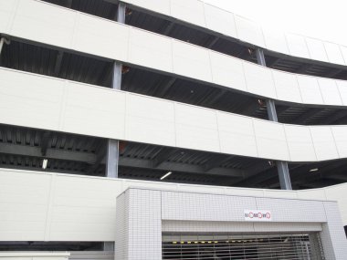 Japon inşaat stilleri, güneşli arazide ufka doğru genişliyor..