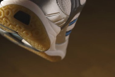 spor ayakkabısı ahşap arka planda