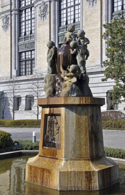 Yaz havası tarihe karışıyor. Japonya 'da bir parkta zarif, eski bir heykel..