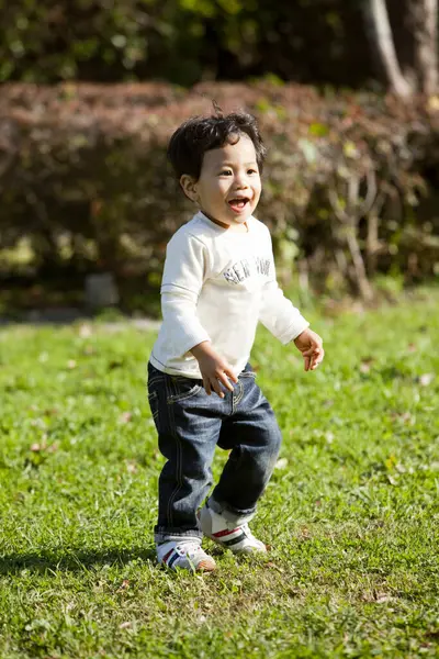 Parktaki Çimlerde Oynayan Yakışıklı Asyalı Çocuk — Stok fotoğraf