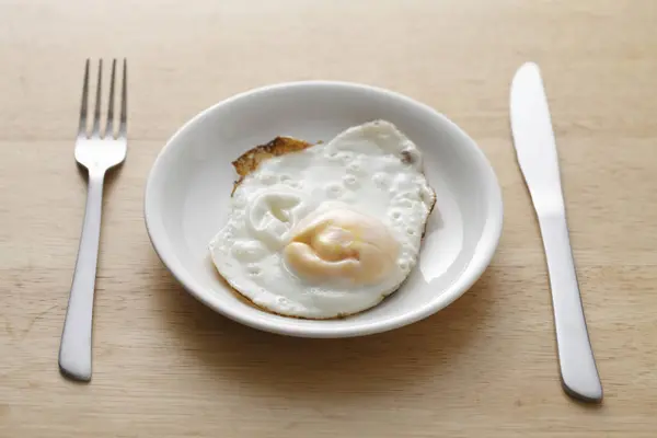 Tahta Masadaki Beyaz Tabakta Yumurta — Stok fotoğraf