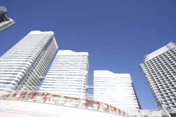 Visão Baixo Ângulo Edifícios Modernos Cidade Urbana Contra Céu Azul — Fotografia de Stock