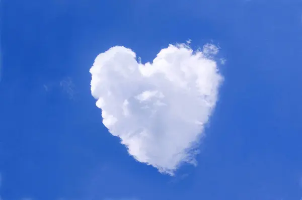 Nubes Blancas Forma Corazón Sobre Fondo Azul Del Cielo —  Fotos de Stock