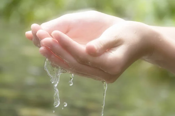 Mulher Lavando Mão Livre Água Potável Natural Palma Mão Mãos — Fotografia de Stock