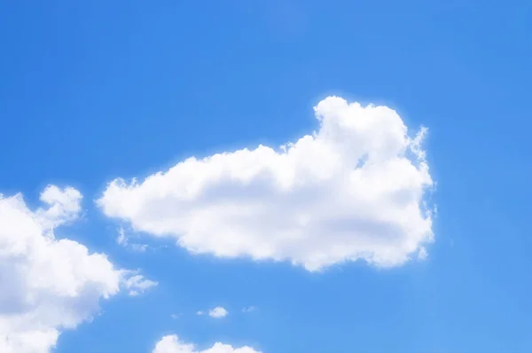 Nubes Esponjosas Blancas Cielo Azul —  Fotos de Stock