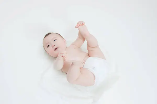 白い背景におむつに愛らしいアジアの赤ん坊のスタジオ肖像画 — ストック写真