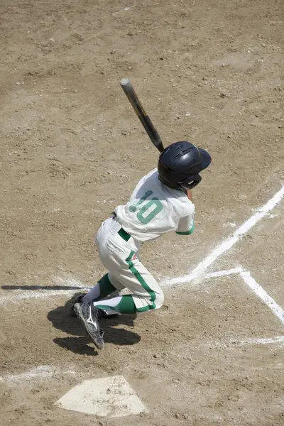 小さなリーグをする日本の少年 — ストック写真