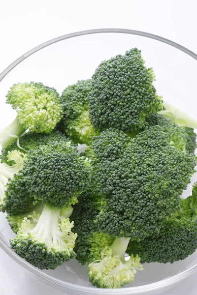 Broccolo Fresco Sullo Sfondo Bianco — Foto Stock