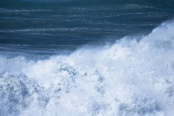 Денний Вигляд Хвиль Морі Блакитне Небо Над Морем — стокове фото