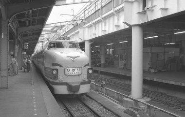 Modern bir vagon, gün boyunca Japon demiryolunun ana hattında sorunsuzca ilerler..