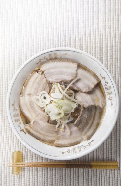 Ahşap masa arkasında Çin çorbası.