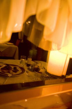 Bir tren restoranının detaylı görüntüsü içinde.