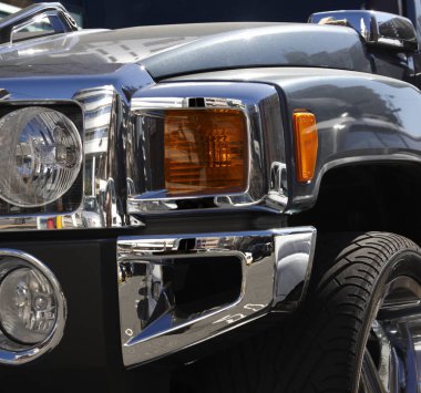 Şehirdeki lüks arabanın ayrıntıları. Kapatın.     