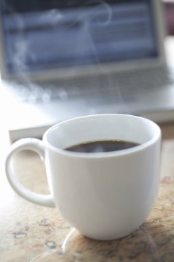 Masaya yakın bir fincan kahve. 