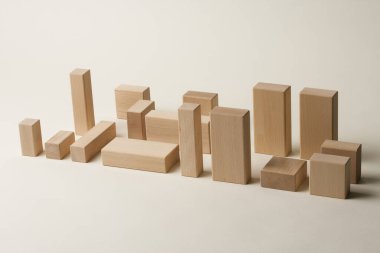 Beyaz arkaplanda tahta bloklar, kapatın