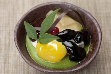 Bir kase Japon usulü kestane tatlısı.