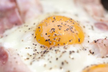 Domuz pastırmalı sahanda yumurta manzarası.