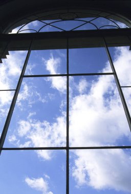 Mavi gökyüzü arkaplanlı pencerenin düşük açılı görünümü